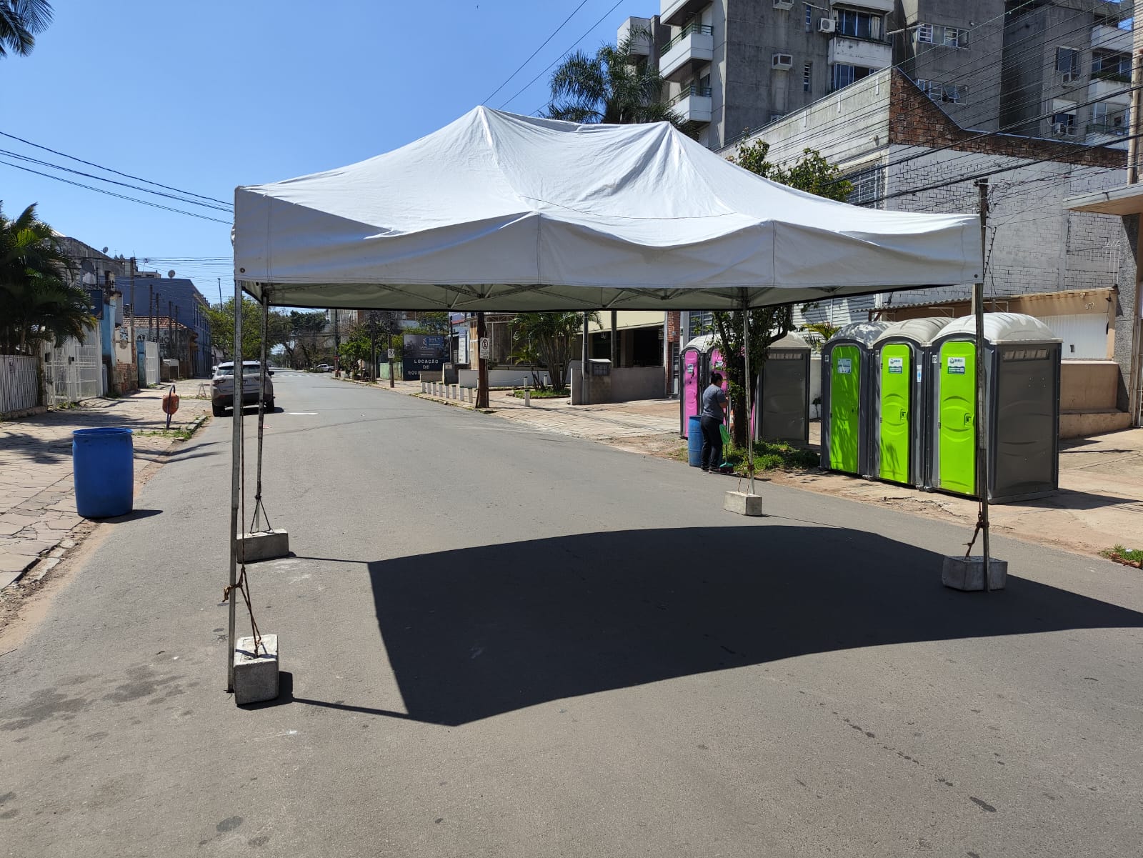 Tenda branca montada em rua de Porto Alegre